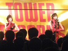 熱唱するバニラビーンズを万感の思いで見つめるファン。