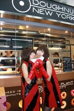 バニラビーンズは9月12日、秋葉原のドーナツショップ「DOUGHNUT PLANT ヨドバシAKIBA店」で2時間限定ショップ店員を務めた。ドーナツをむさぼるリサ＆レナ。