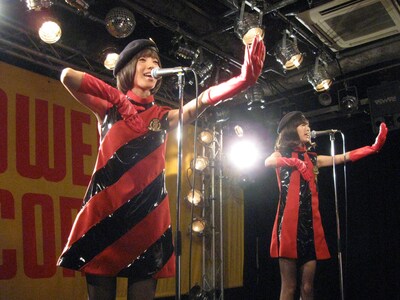 動きを最小限にとどめたエコな振り付けを披露するバニラビーンズ。