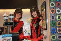 ごきげんでドーナツを売りさばくレナ＆リサ。