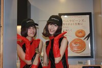 店員専用の通用口でポーズをとるレナ＆リサ。