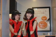 店員専用の通用口でポーズをとるレナ＆リサ。