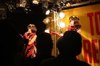 新しい衣装もすっかりさまになってきたレナ＆リサ。