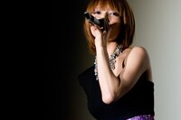 「TEAR DROPS with KG」については「KGと一緒に歌ってるんですが、自分で言うのもあれなんですけど声も合ってるし、KGの声も甘くて切なさを増す感じです」とコメント。