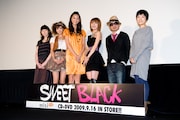 モバイルドラマ「おんにゃ。」の出演者と記念撮影。左から平岩紙、岩田さゆり、杏、後藤真希、KG、垣内美香監督。