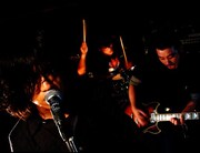 GENERAL HEAD MOUNTAINは2000年に松尾昭彦(Vo,B)を中心に結成され、2003年から現在の編成になったスリーピースのロックバンド。