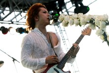 「今日はライブじゃないで！ パーティやで！」と冒頭で語ったHYDE。海風を浴びながら艶やかな歌声を披露した。