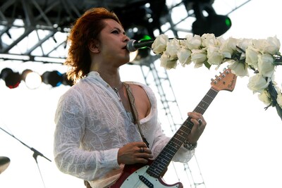 「今日はライブじゃないで！ パーティやで！」と冒頭で語ったHYDE。海風を浴びながら艶やかな歌声を披露した。