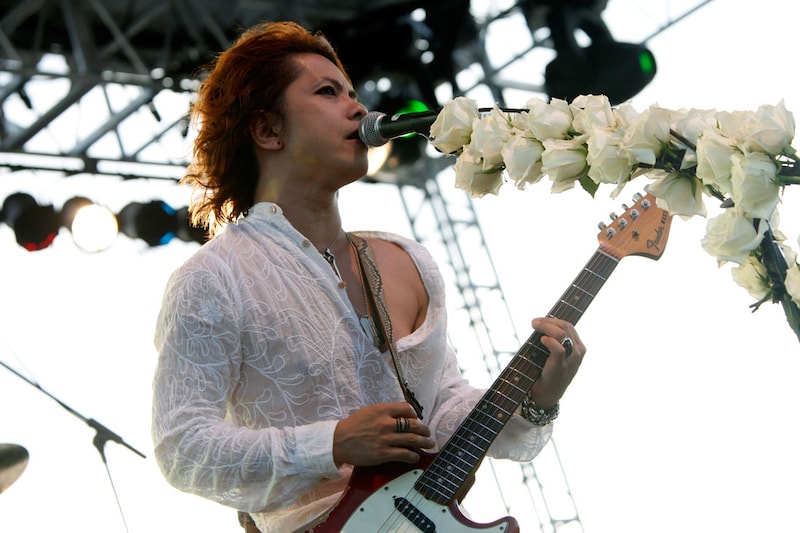 「今日はライブじゃないで！ パーティやで！」と冒頭で語ったHYDE。海風を浴びながら艶やかな歌声を披露した。