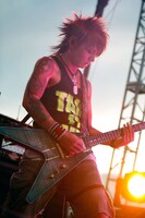 屈強なギタープレイでファンを魅了したK.A.Z。