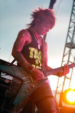 屈強なギタープレイでファンを魅了したK.A.Z。