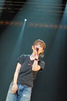 アンコールは黒のグッズTシャツ（ドチビサイズ）にジーンズというaikoの定番スタイルで再登場。気合いを入れる日には赤を塗るという爪先が光る。