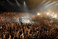 ホールライブに比べお互いを近くに感じられるZeppのステージに、aikoもオーディエンスも汗だくになって大盛り上がり。「パンツの替えは持って来たんかー!!」はお決まりの合言葉だ。