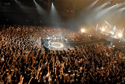 ホールライブに比べお互いを近くに感じられるZeppのステージに、aikoもオーディエンスも汗だくになって大盛り上がり。「パンツの替えは持って来たんかー!!」はお決まりの合言葉だ。