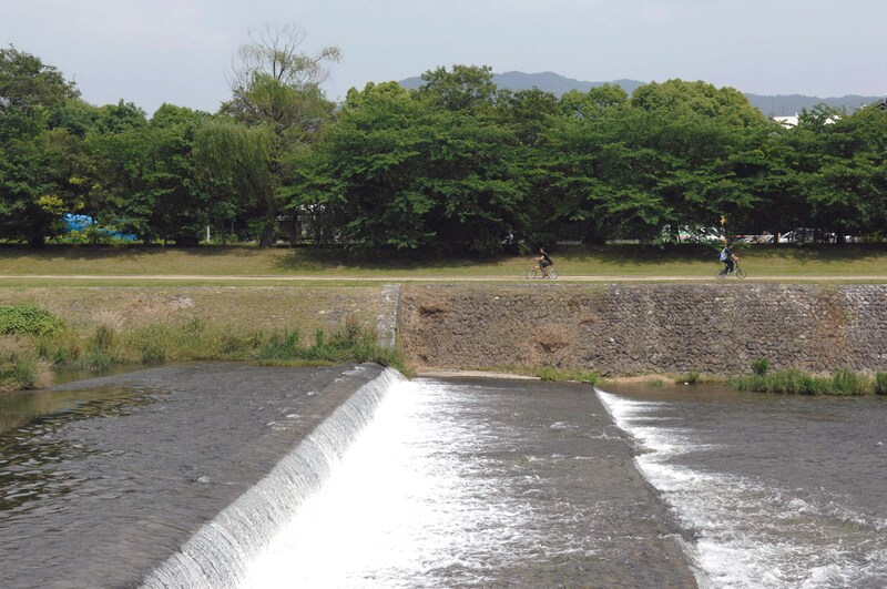 鴨川は京都市内を流れる一級河川。夏場は川に面した飲食店が川の上に納涼床を設置し、情緒あふれる京都の夏を演出する。