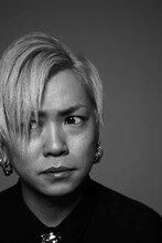 岡平健治は9月23日にニューアルバム「純粋」をリリース。