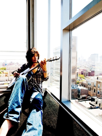 斉藤和義のシングルナンバー「COME ON!」のビデオクリップには、大森南朋がベーシストとして出演している。