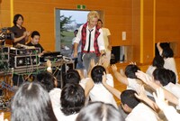 つるの剛士の突然の登場に生徒たちはパニック状態に。