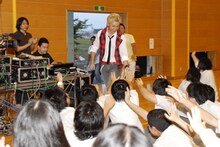 つるの剛士の突然の登場に生徒たちはパニック状態に。