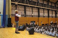 つるのの歌声は高校生たちの心を魅了した。