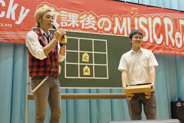 将棋の魅力を伝えるべく、熱心な指導を行ったつるの先生。