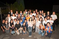 当選したラッキーなメガネっ子カップルとともに、誕生日の記念撮影を行うアンジェラ。