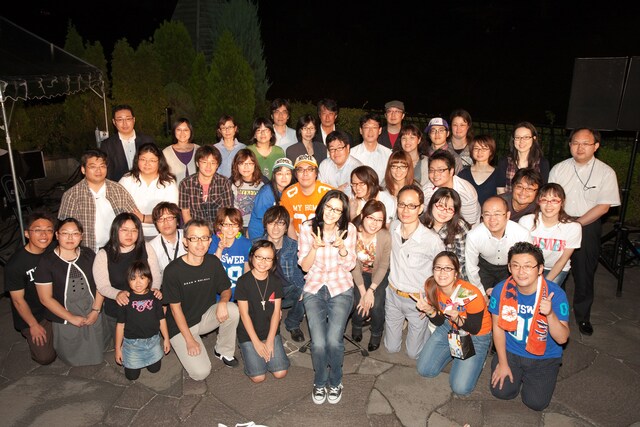 当選したラッキーなメガネっ子カップルとともに、誕生日の記念撮影を行うアンジェラ。