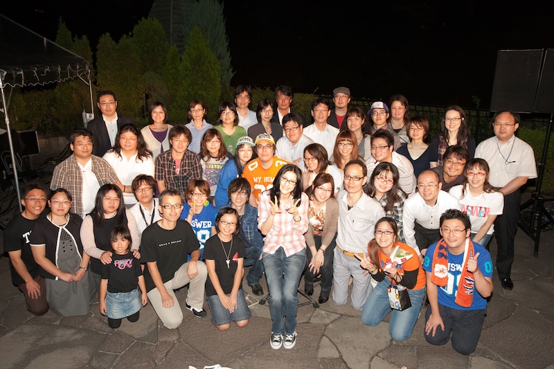 当選したラッキーなメガネっ子カップルとともに、誕生日の記念撮影を行うアンジェラ。