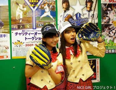 おがまな（写真左）とみっきー（右）は、「今度はキャナァーリ倶楽部全員で来て、TBSラジオモバイルキャンペーンソング『以心伝心～キミはマブダチ～』を横浜スタジアムに来ているベイスターズファンの皆さんにもに聴いてもらいたいです！ そしてベイスターズをさらに応援してほしいですね！」と意気込みをコメント。