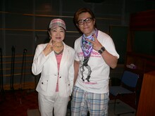 ナレーションの録音を終え、笑顔を見せる大山のぶ代（写真左。右はLGYankeesのHIRO）。