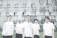 1999年に結成されたPE'Z。活動初期にはストリートライブを数多く行い、その圧倒的なパフォーマンスが一気に注目を集めた。