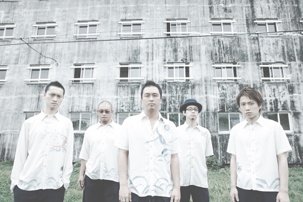 1999年に結成されたPE'Z。活動初期にはストリートライブを数多く行い、その圧倒的なパフォーマンスが一気に注目を集めた。