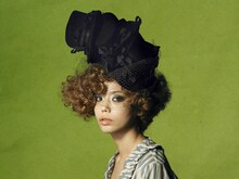 数年前からシングルのカップリングで、邦楽アーティストのカバーに挑戦しているChara。前作「Breaking Hearts」では、ユーミンの「守ってあげたい」をカバーした。