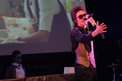 右の手のひらを思い切り広げて熱唱するMC TOC（写真手前）とクールなDJプレイで会場を盛り上げるDJ KATSU（後方）。