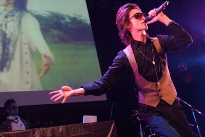 さらに手のひらを広げて歌い上げるMC TOC。