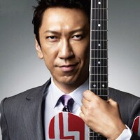 布袋が演奏シーンで弾いているZO-3ギターはCMオリジナル。商品オフィシャルサイトではこのギターが抽選で5名に当たるプレゼントキャンペーンが行われている。（c）meiji＆POKKA