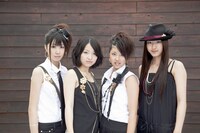 左から亜紀（B）、智美（Dr）、紅葉（Vo, Sax, harmonica）、初夏（Vo, G）。7歳のころにドラムを始めた初夏が、映画「ブルース・ブラザース」のジョン・リー・フッカーがマックスウェル・ストリートで歌う姿に一目惚れして10歳で前身バンドを結成。姉に憧れた妹の紅葉もステージに上がるようになり、小学生にもかかわらず全国のブルース居酒屋をドサ廻りしてスキルを磨き続けた。