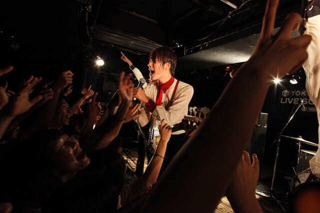 数々の夏フェス出演で鍛えられ、さらにパワーアップしたTHE BAWDIESのライブに、観客は熱狂。