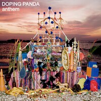 「anthem」ジャケット写真。今年も精力的なリリースとライブ活動を続ける3人の勢いと意欲が存分に反映された1枚だ。