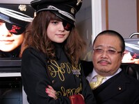 女長官イリヤとしてヒール役に挑戦している安達祐実（写真左）と、ベテラン悪役のような風格を醸し出す杉作J太郎（右）。