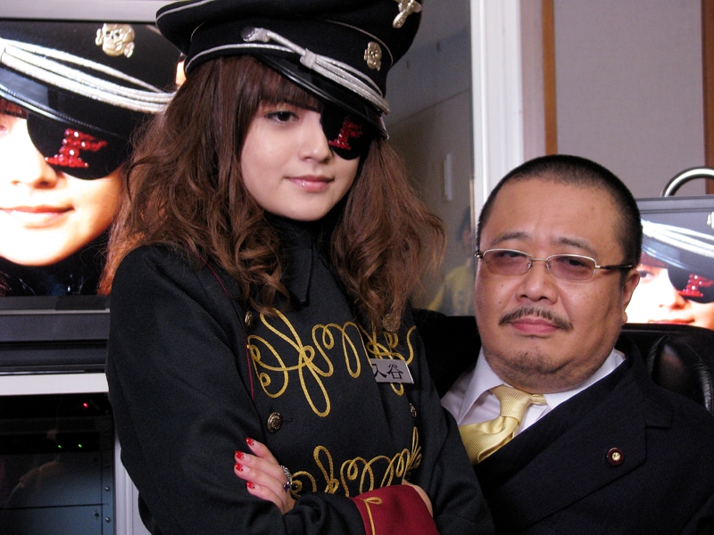 女長官イリヤとしてヒール役に挑戦している安達祐実（写真左）と、ベテラン悪役のような風格を醸し出す杉作J太郎（右）。