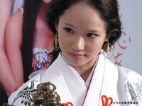 ソニンは信者を「こいびと」として集める新興宗教の教祖ウオナ役で第1話に登場。