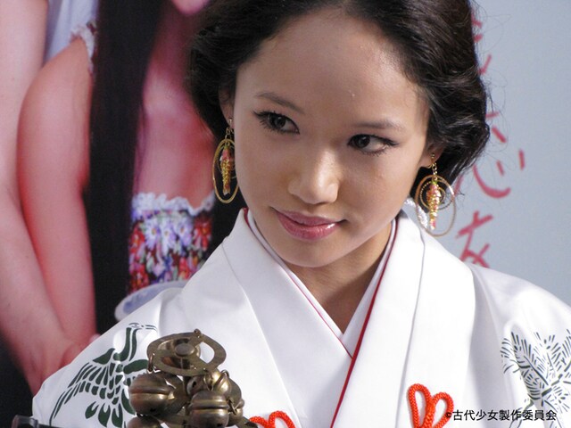 ソニンは信者を「こいびと」として集める新興宗教の教祖ウオナ役で第1話に登場。