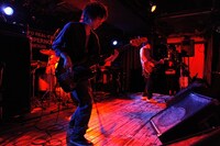 鴉の情感たっぷりのステージは、初めて観るオーディエンスも魅了した。