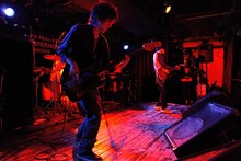 鴉の情感たっぷりのステージは、初めて観るオーディエンスも魅了した。