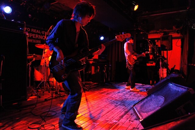 鴉の情感たっぷりのステージは、初めて観るオーディエンスも魅了した。