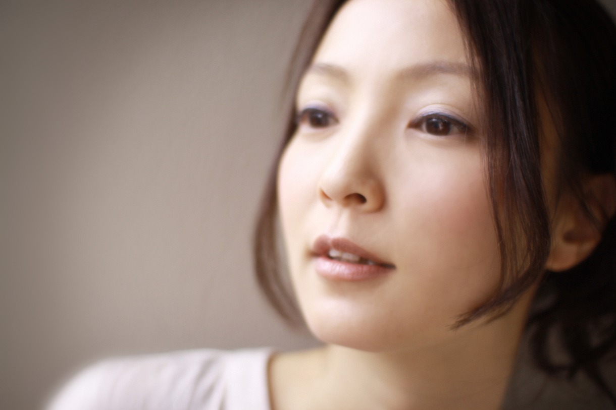 「やるべきことがたくさんあるって、大変だけど燃えます」とブログで意気込みを語っている加藤いづみ。また、2月16日のブログ記事では“20周年を機に奇妙な芸名を付けることになった”という謎の夢に関するエピソードも。