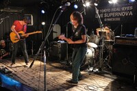 PragueはMCを控えたストイックなステージを展開。