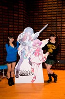 松下唯（写真左）は「この状況にまだ慣れなくて、席を立ったときに緊張して足が震えたりもしました。でも、最初に部屋に入ったときに戸松さんが話しかけてくださって、SKE48のことを知ってると言ってくれたのがすごくうれしかったです。なので、そこで最初の緊張がちょっとほぐれました」と笑顔で語った。