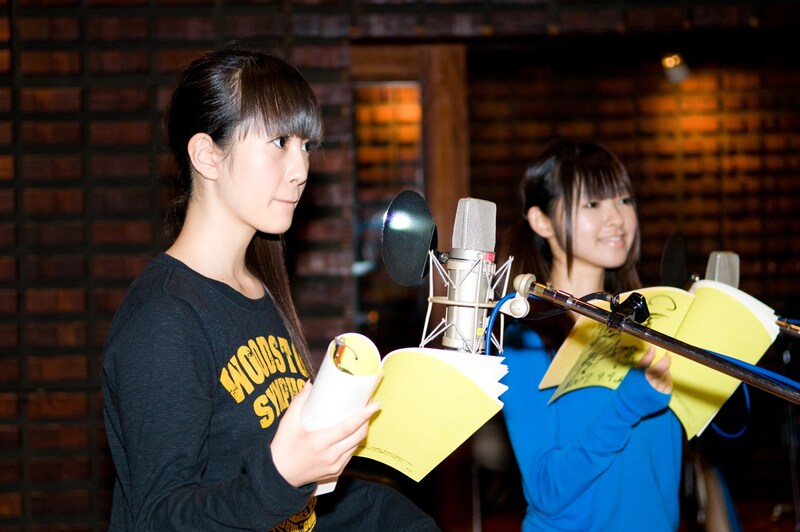 アニメ声優になるのが夢という佐藤亜美菜（写真左）は、「アニメは観るけど、ゲームはあまりやったことがなくて。でも、アクションゲームということで技の名前を大声で言ったりして、ストレス発散になりました」とコメント。